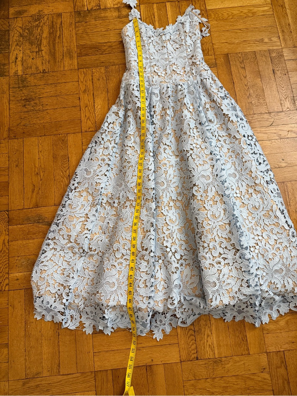 ALICE + OLIVIA
Anabella Scoop Neck Drop Waist Midi Dress - Picture 15 of 16